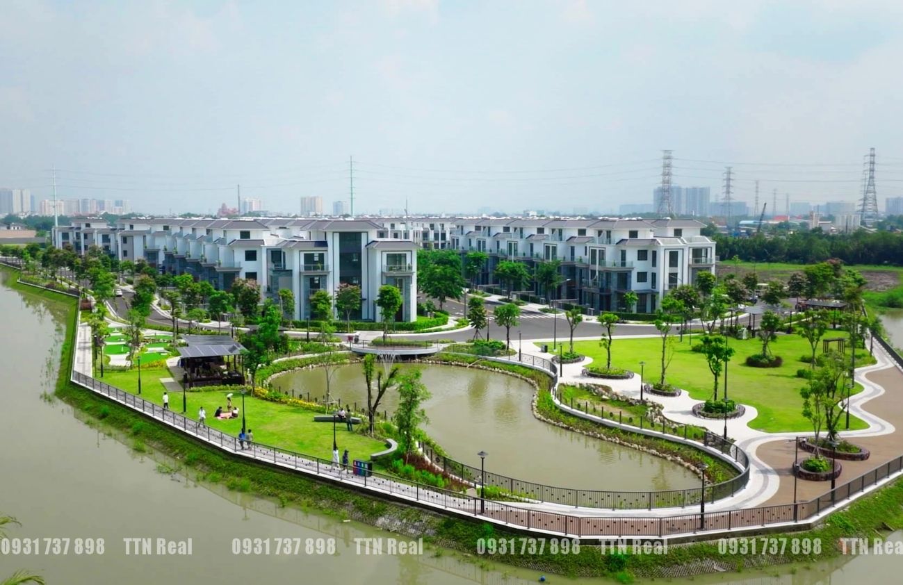 Gladia cả khu biệt thự như một dải ánh sáng bình yên bên sông. Một không gian sống tinh tuyển giữa lòng đô thị, nơi ánh sáng, mặt nước, thiên nhiên và kiến trúc giao hòa trong một tổng thể an yên mà sang trọng; Công viên ven hồ và đài phun nước rực rỡ; Biệt thự hoàn thiện, thiết kế ngập tràn ánh sáng
