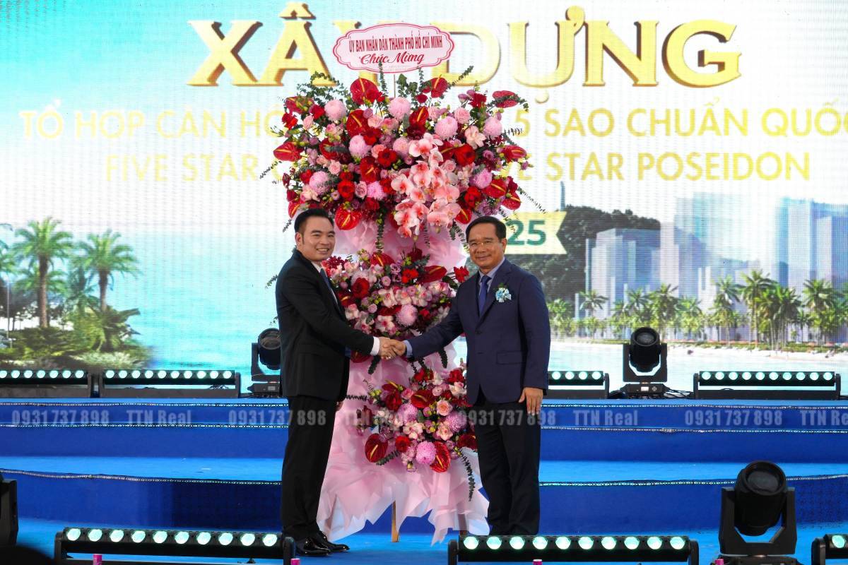 Bà Rịa – Vũng Tàu: Tập đoàn Five Star Group chính thức khởi công hai tổ hợp căn hộ – khách sạn 5 sao: Five Star Odyssey và Five Star Poseidon Tập đoàn Five Star Group Ông Nguyễn Văn Được - Chủ tịch UBND TPHCM (bên phải ảnh) - tặng hoa chúc mừng khởi công 2 dự án tại Vũng Tàu. Ảnh: Thành An